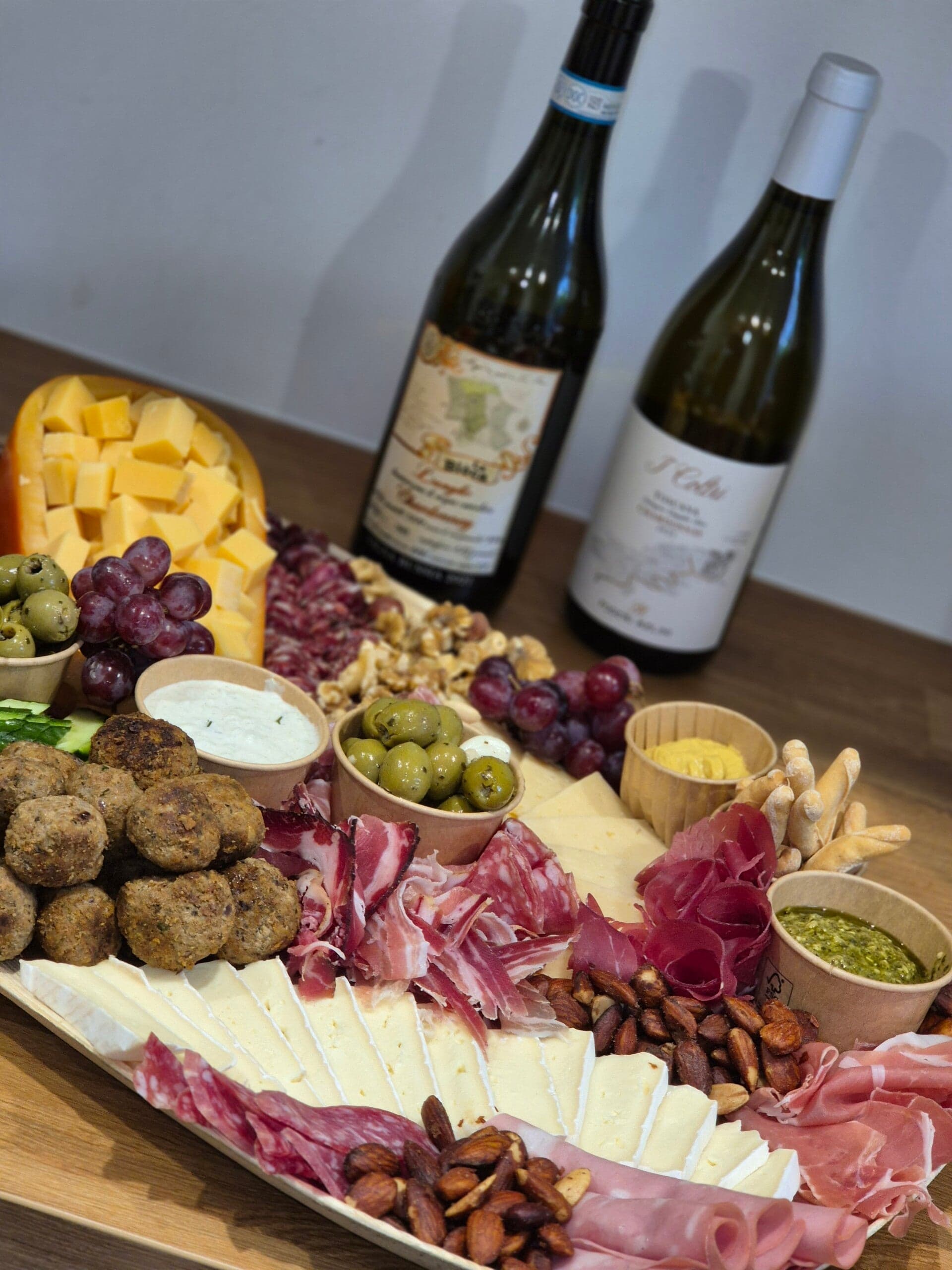 Borrelplank met kazen, charcuterie en wijnen
