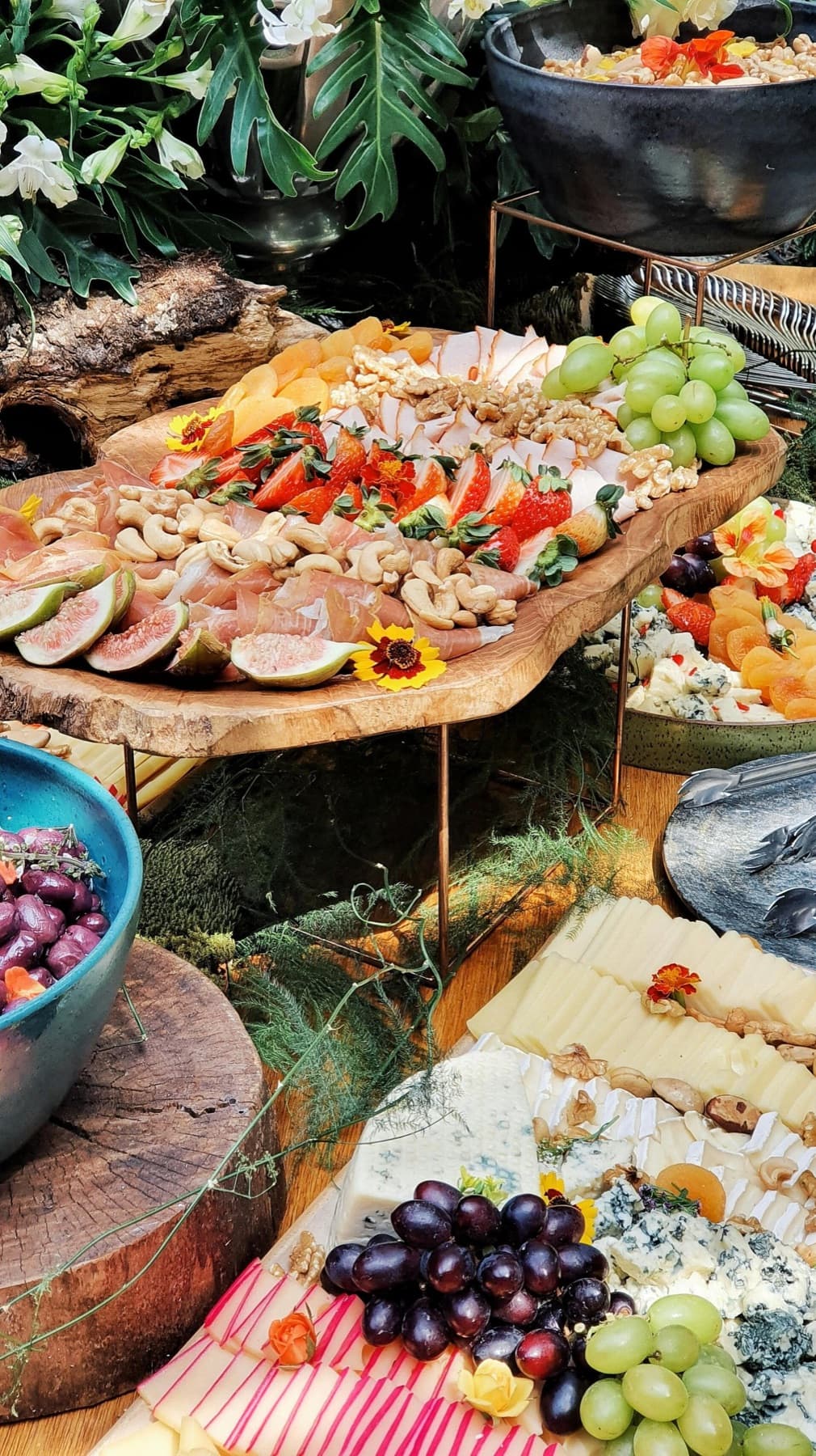Grazing table buiten in de tuin