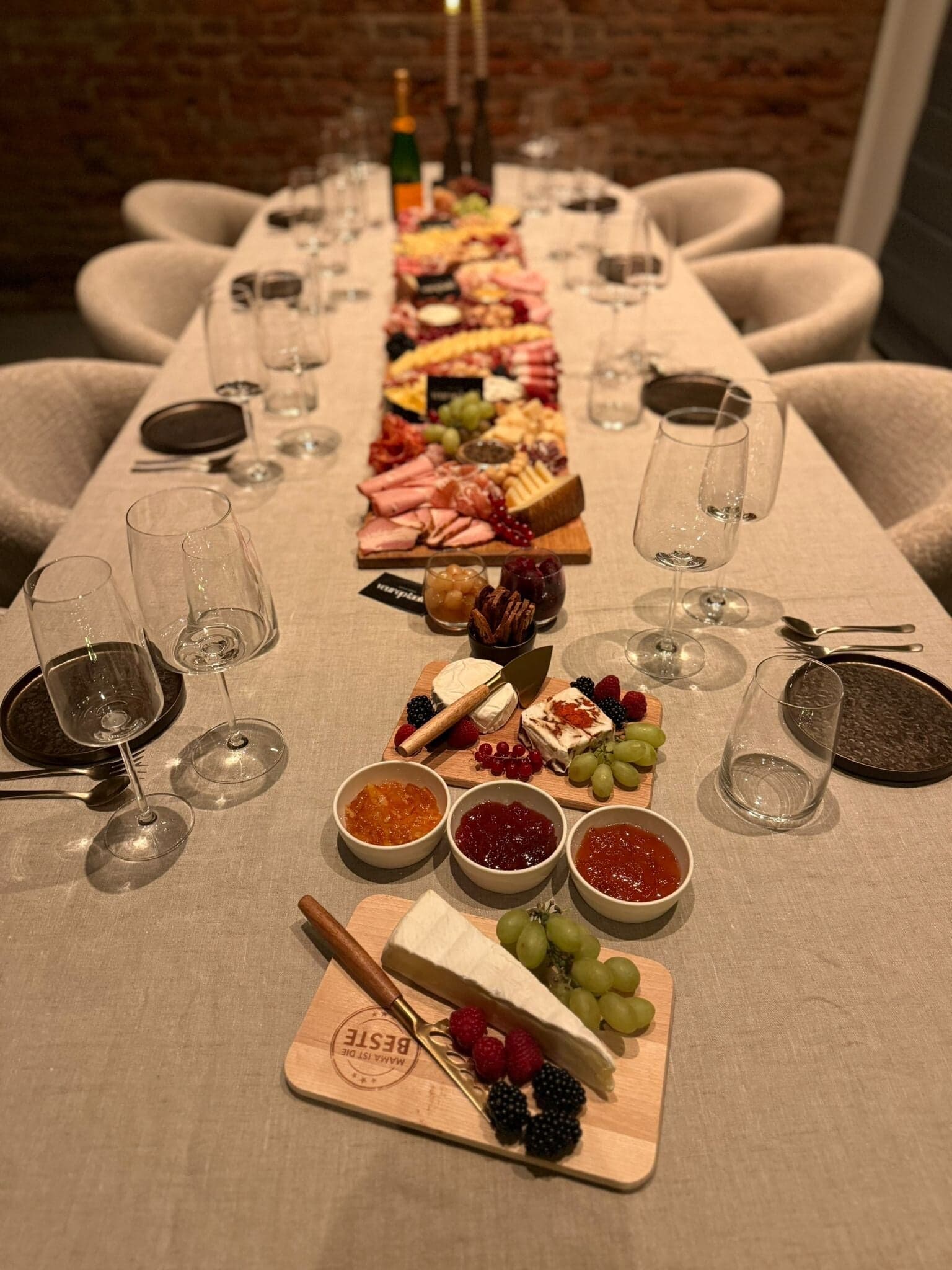 Gedekte tafel met borrelplanken en wijnglazen