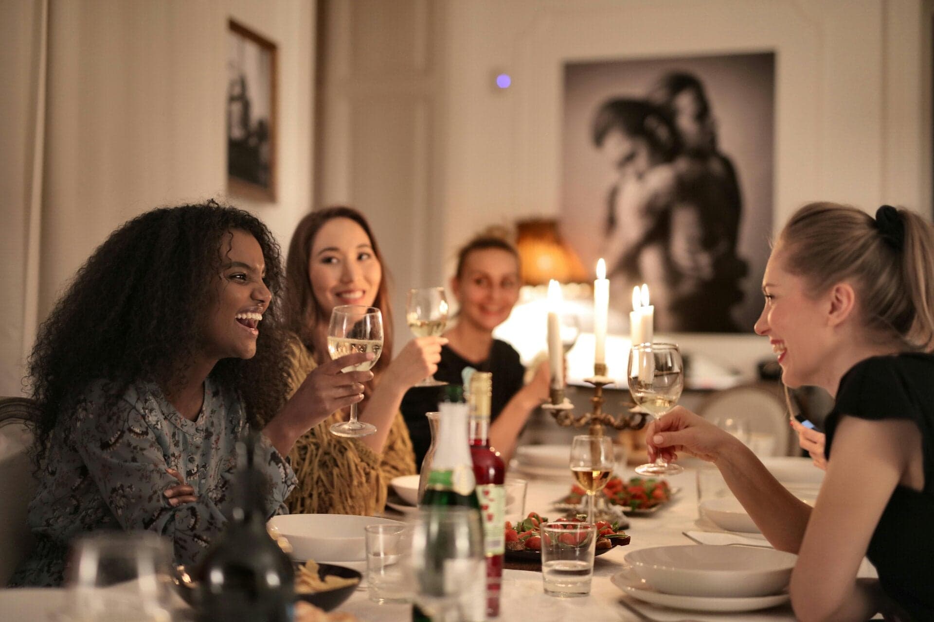Gasten genieten aan tafel