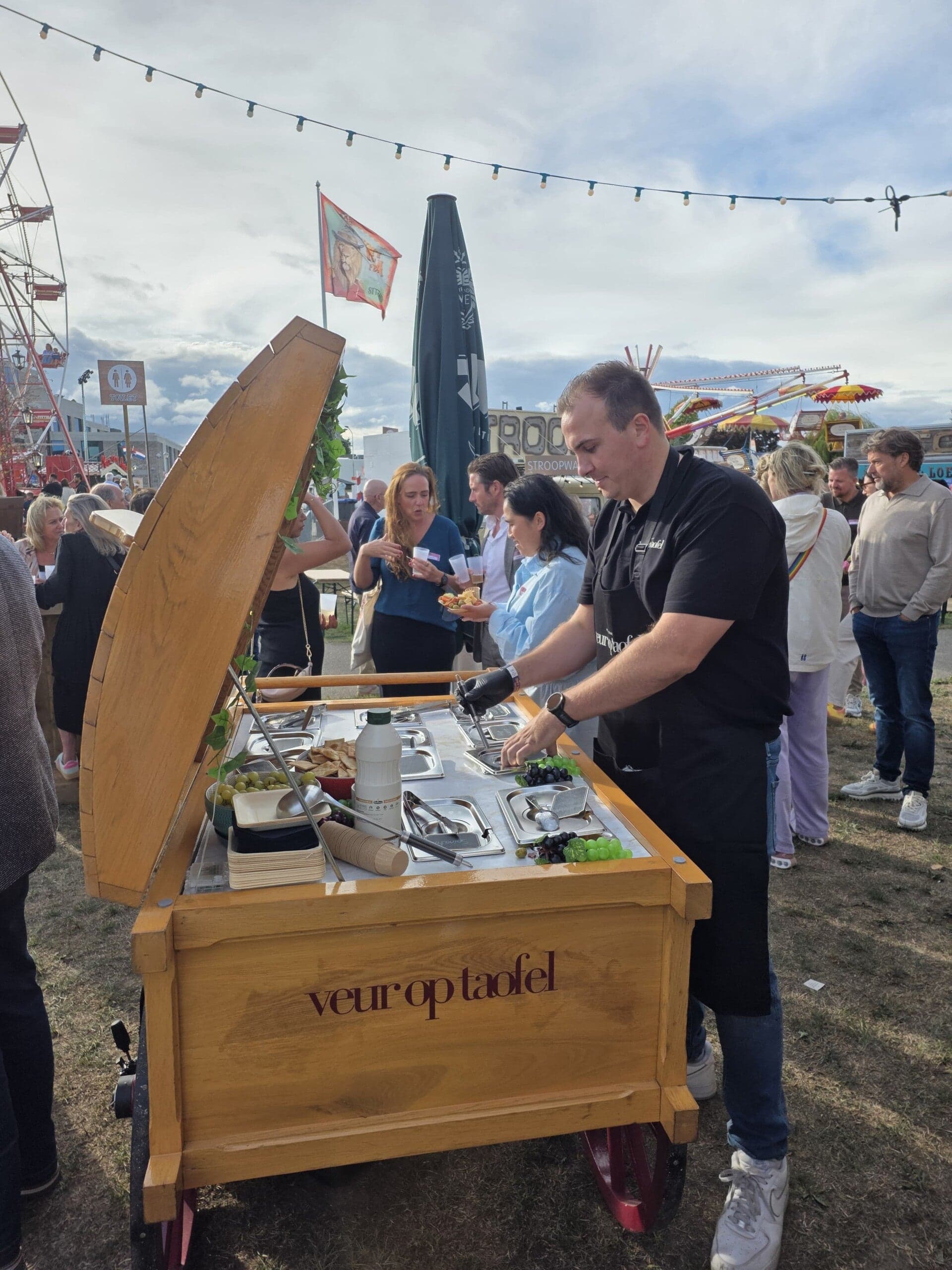 De houten borrelkar van Veur op Taofel op een evenement