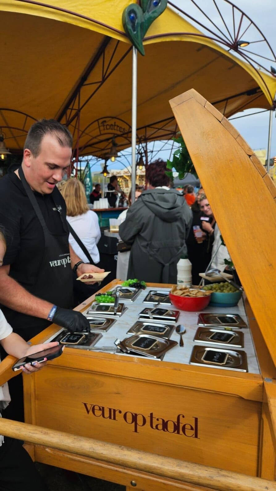 Bediening bij de borrelkar